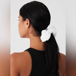 Alo Yoga Bead It Oversized Scrunchie